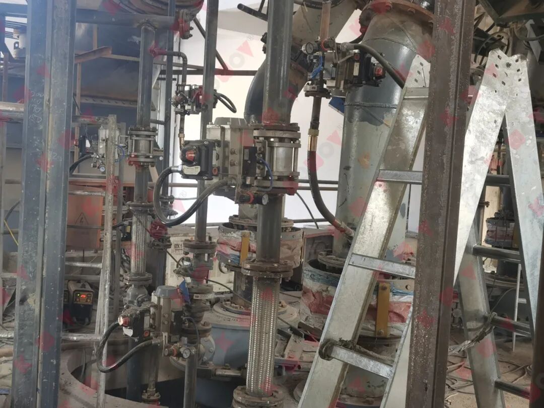 A ceramic valve in an abrasive coal-injection process